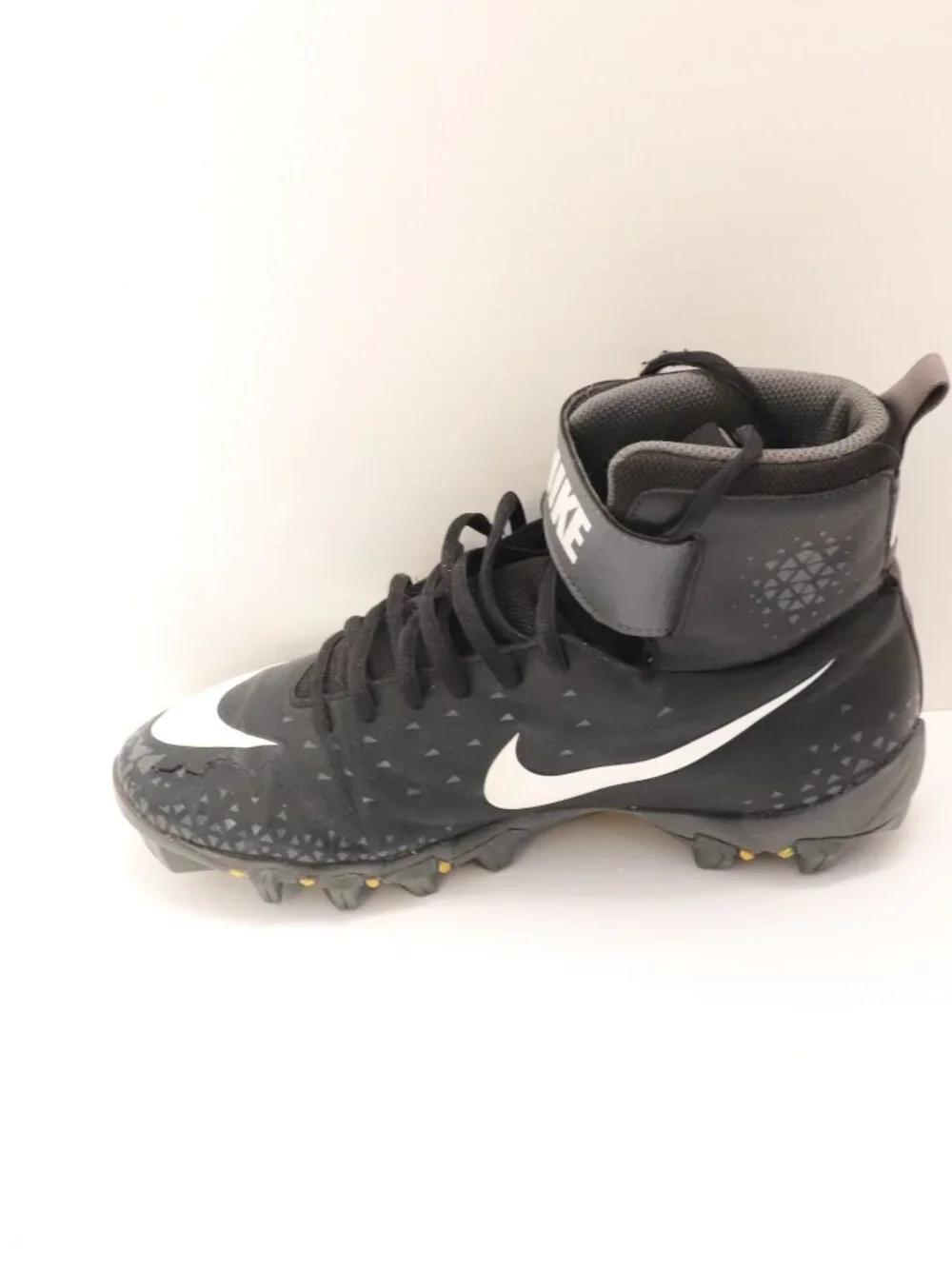 Nike Men's Football Boots Black and White Size 8 S/N 880 109 002